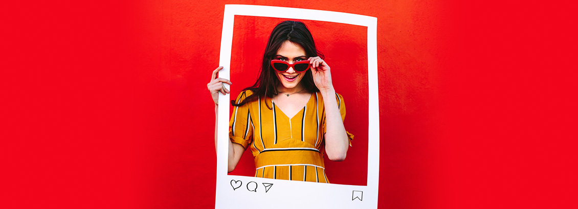 Chica Influencer Posando Tras Marco en Forma de Publicación de Instagram