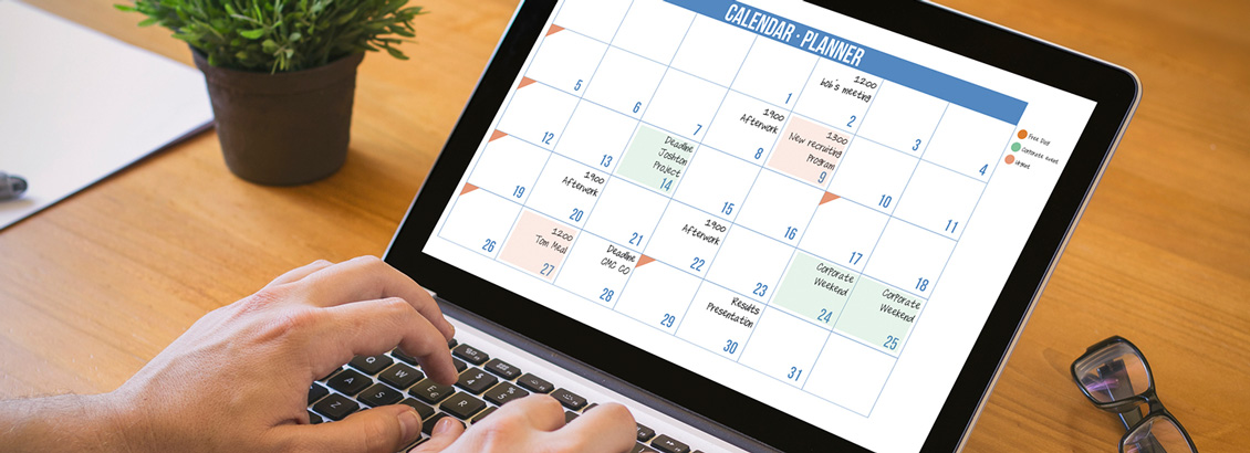 Persona Frente a Laptop con su Calendario Abierto
