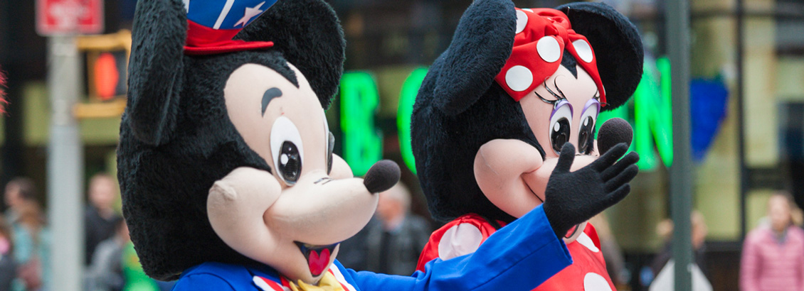 Mickey y Minnie Mouse en Disneyland Saludando al Público
