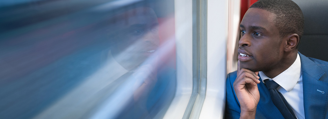 Hombre Mirando a Través de Ventana de Tren el Paisaje en Alta Velocidad