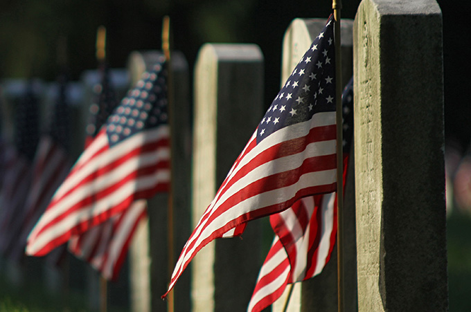 Primer Plano de Lápidas de Soldados Caídos Junto a la Bandera de Estados Unidos