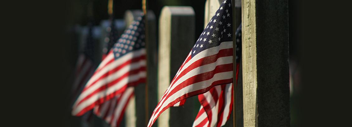 Primer Plano de Lápidas de Soldados Caídos Junto a la Bandera de Estados Unidos