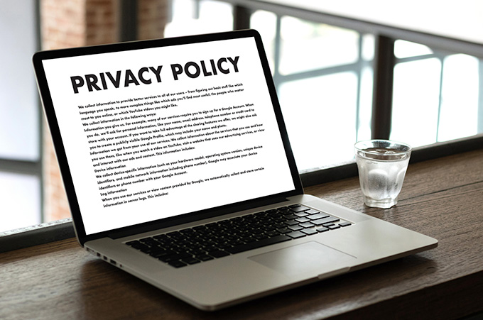 Laptop Sobre Escritorio Mostrando Archivo de Política de Privacidad