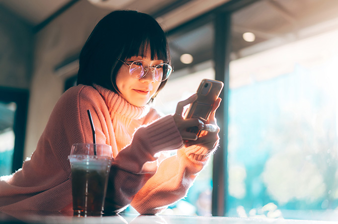 Mujer Joven Revisando su Teléfono Android