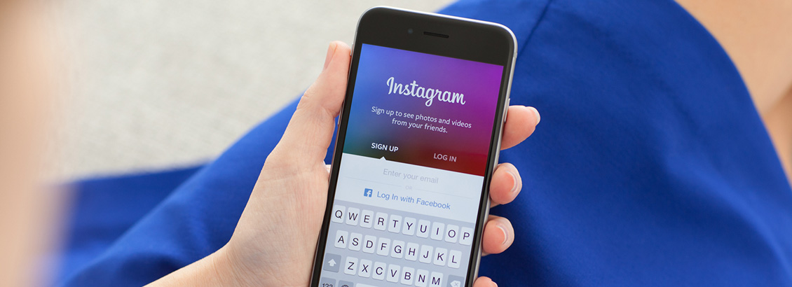 Persona Sosteniendo Smartphone A Punto de Abrir Sesión de Instagram Lite