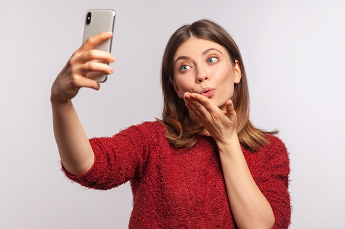 Mujer Haciéndose un Selfie con su Smartphone