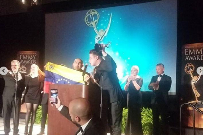 Fotografía del Equipo Venezolano Recibiendo el Emmy