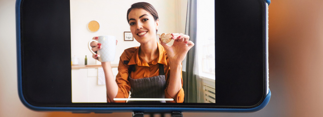 Cámara de Celular Reproduciendo Video en el que una Mujer Describe su Trabajo de Cocina