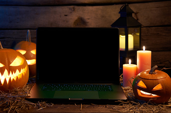 Laptop Posicionada Alrededor de Ornamentos de Halloween