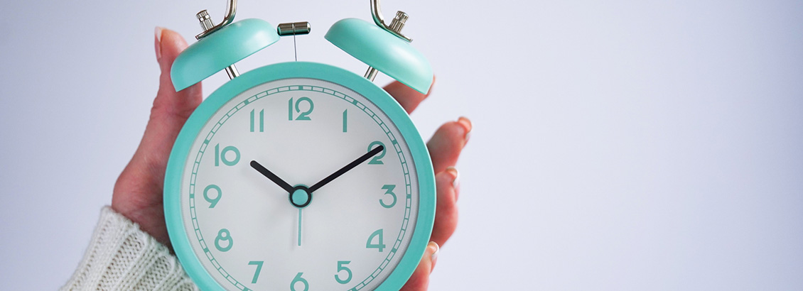 Mano Sosteniendo Reloj en Representación del Valor de las Horas de Publicación en Instagram