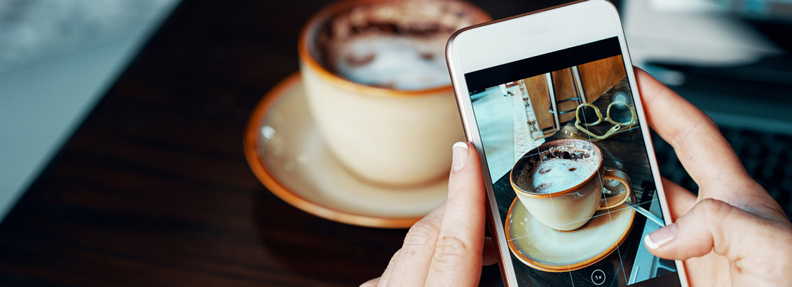 Persona Tomando Foto de Taza de Café para Complementar la Estética de su Perfil en Instagram