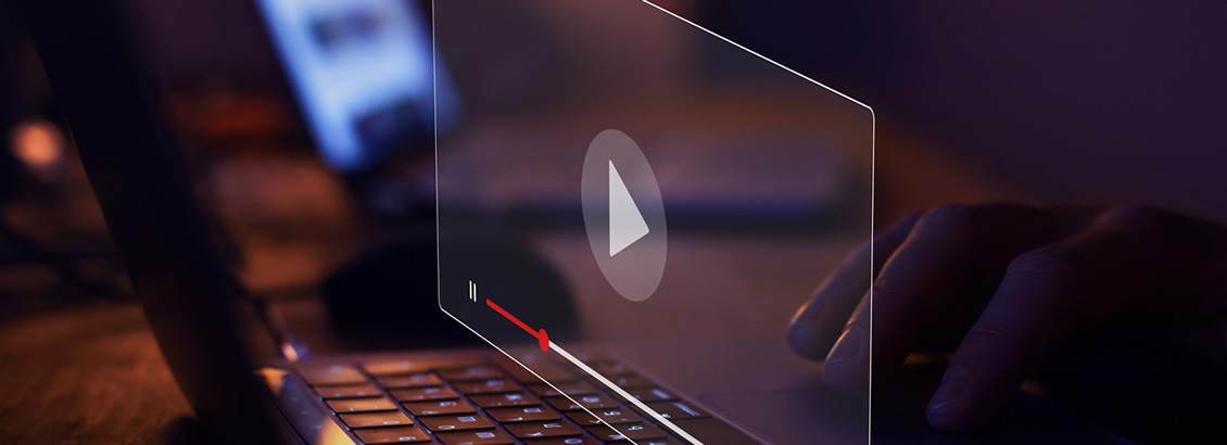 Manos Sobre Laptop que Muestra un Portada de Video en Pausa