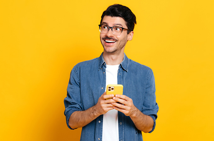 Hombre Sonriente con Smartphone en sus Manos