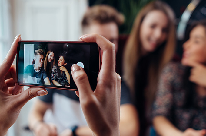 Toma Cercana de Manos Sosteniendo Smartphone que Graba Stories para Instagram