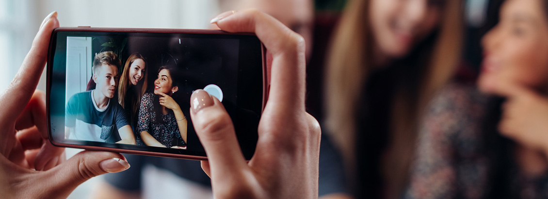 Toma Cercana de Manos Sosteniendo Smartphone que Graba Stories para Instagram