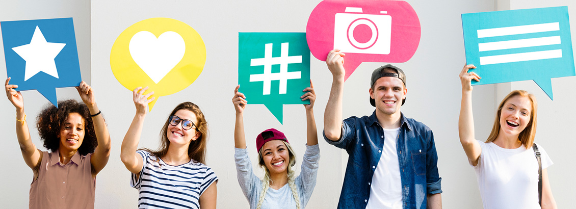 Personas Sosteniendo Anuncios Coloridos con el Numeral de Hashtag y Otros Iconos de Redes Sociales