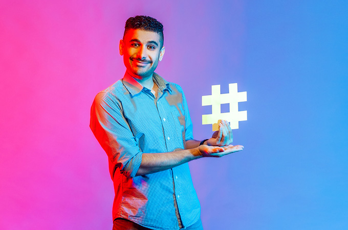 Hombre Joven Sosteniendo Ícono de Hashtag