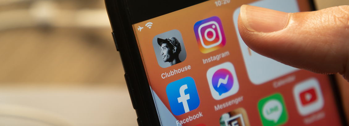 Iconos de Facebook e Instagram Sobre Menú de Apps de Smartphone
