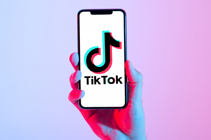 Mano Sosteniendo Teléfono que Muestra Logo de TikTok