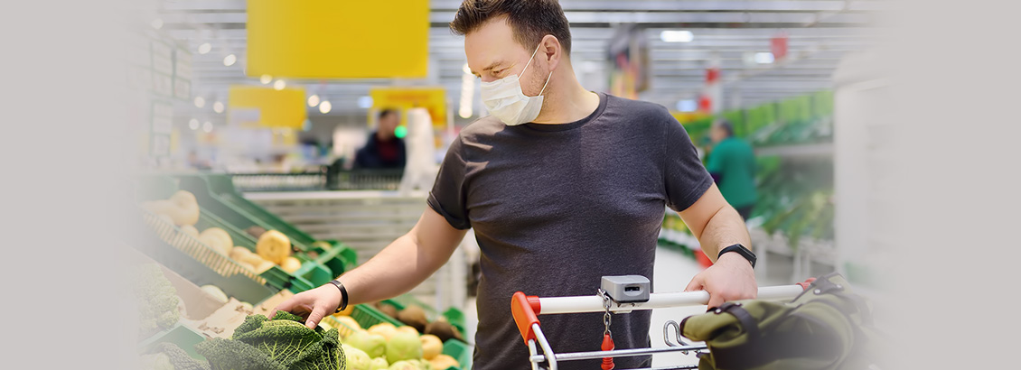 Hombre Comprando en Supermercado Siendo Más Consciente de sus Elecciones
