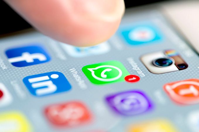 Primer Plano de Ícono de WhatsApp en Pantalla de Teléfono
